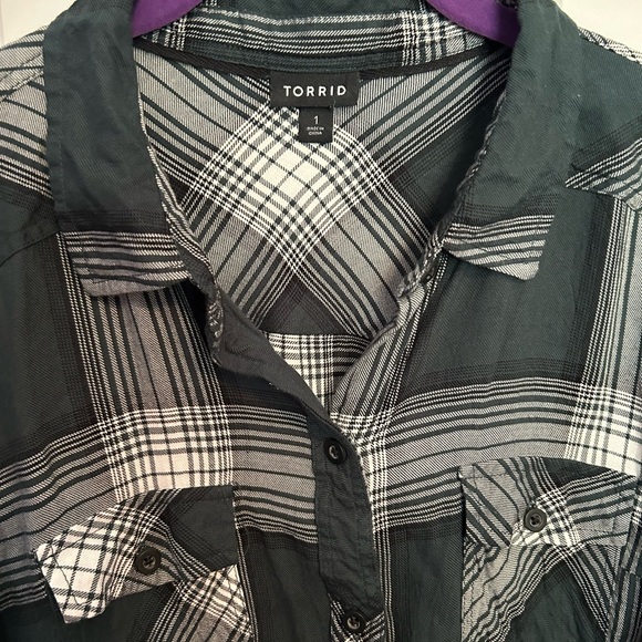 Torrid green and white button up long sleeve shirt size 1X - Picture 2 of 3